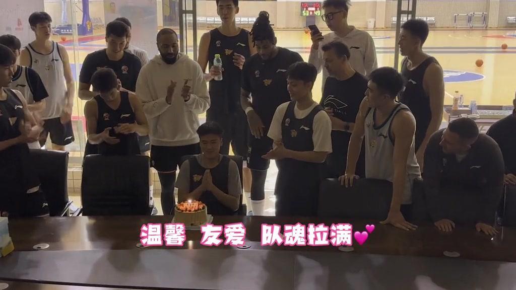 png电子网站依旧逃不过！黄荣奇生日被队友强力摁进蛋糕里 莫兰德还继续恶搞