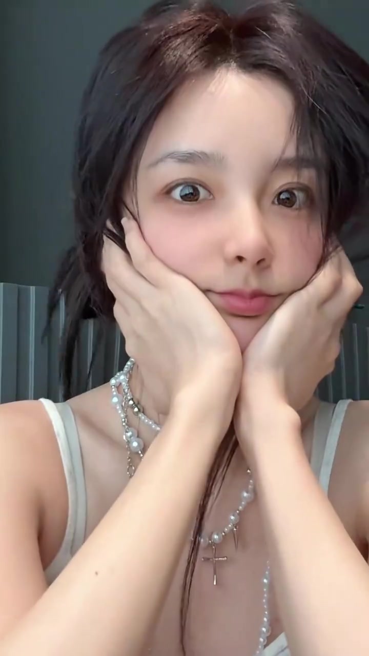 电子png游戏LPL美女解说Rita分享视频：下午好~