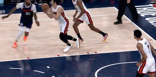 电子png游戏😔实在太疼！小琼斯对抗伤到手部&坚持打一会还是回到更衣室