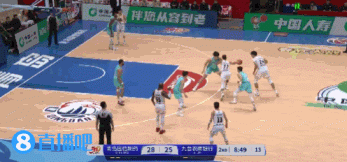 png电子防守面积很大！杨瀚森换防基兹林克直接帽掉三分&后者再送犯规