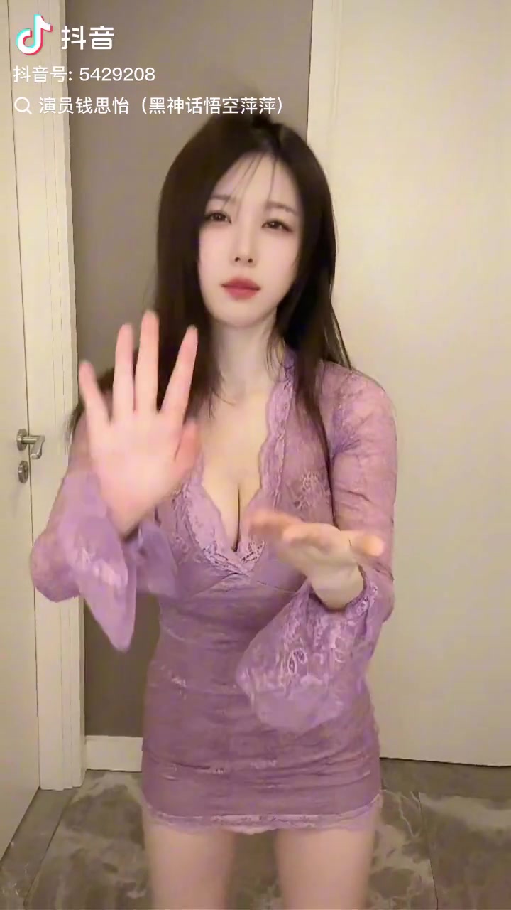 电子png游戏黑神话美女演员钱思怡晒热舞视频：紧身小妈裙 暴力身材一览无遗！