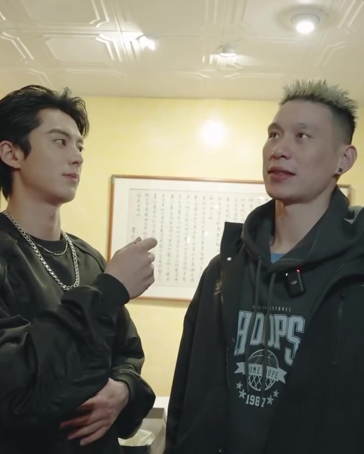png电子豪哥这是喝了吧！林书豪与王鹤棣一起吃饭 还送出尼克斯亲签球衣